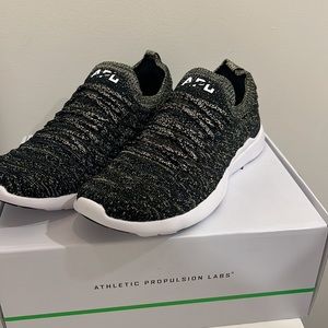 BRAND NEW WITH TAGS APL TECHLOOM WAVE SNEAKERS